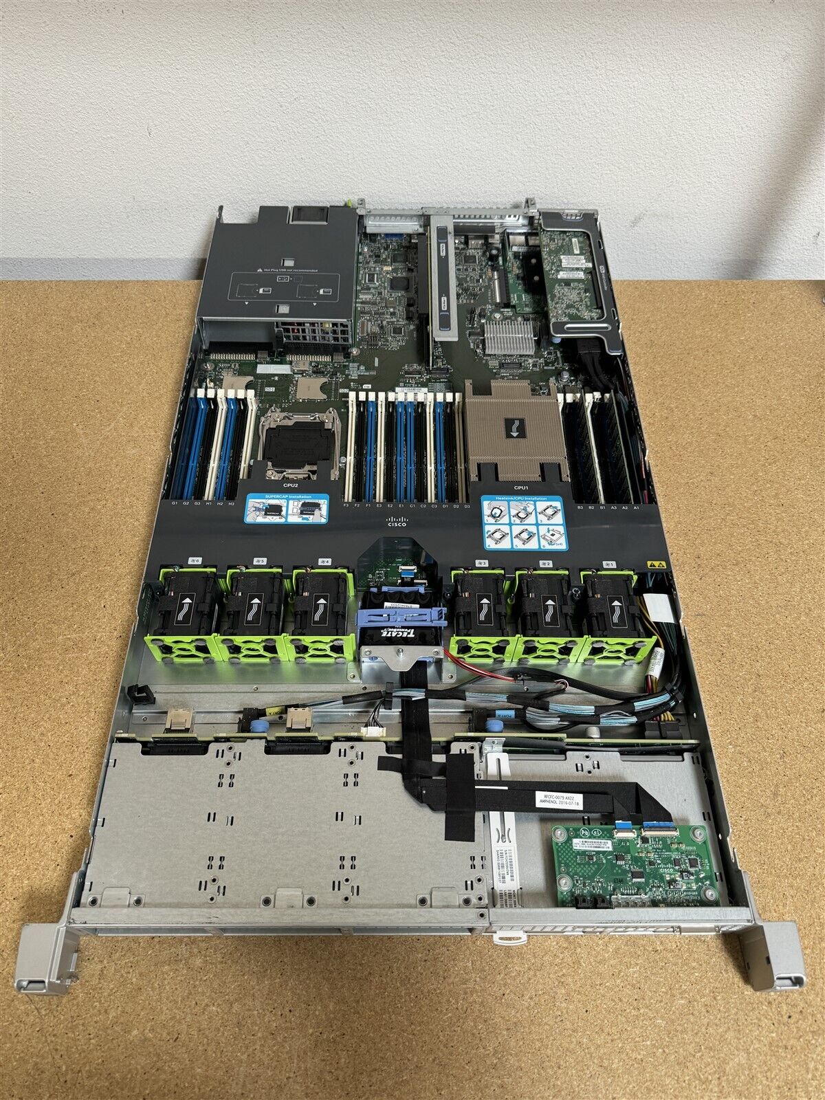 CISCO UCS C220 M4 8SFF 2x 8 CORE E5-2630v3 2.4GHz 64GB RAM NO HDD