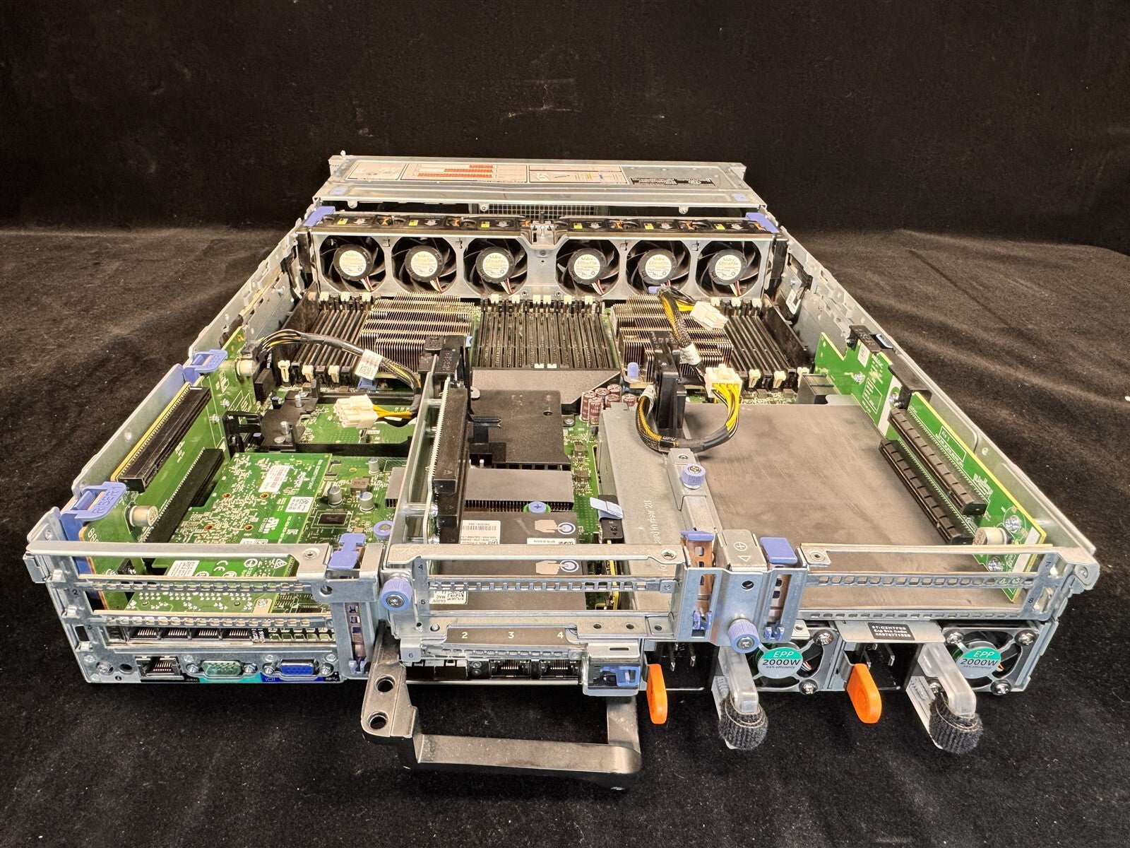 DELL POWEREDGE R740 GPU CHASSIS 2x HS 2x 2000W POWER SUPPORT TO 3 GPU