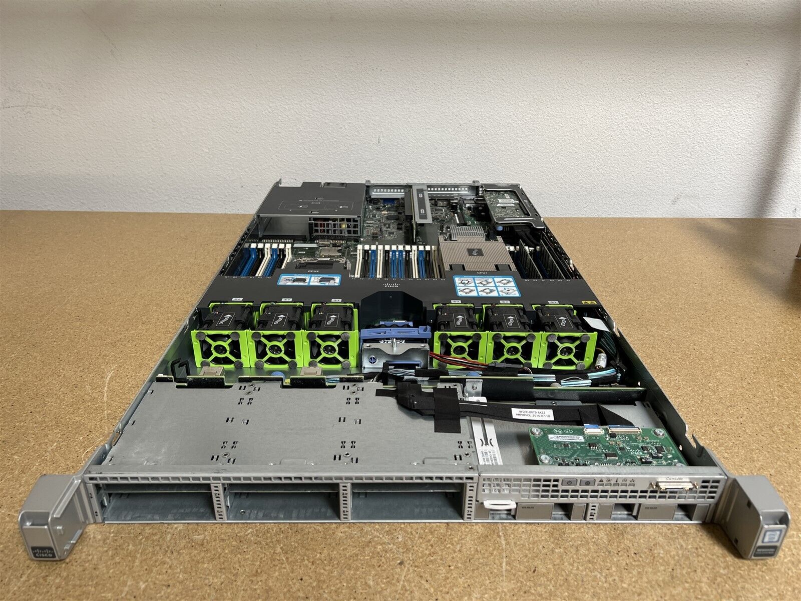 CISCO UCS C220 M4 SFF CTO BAREBONE SERVER 2x HEATSINKS 2x POWER SUPPLY