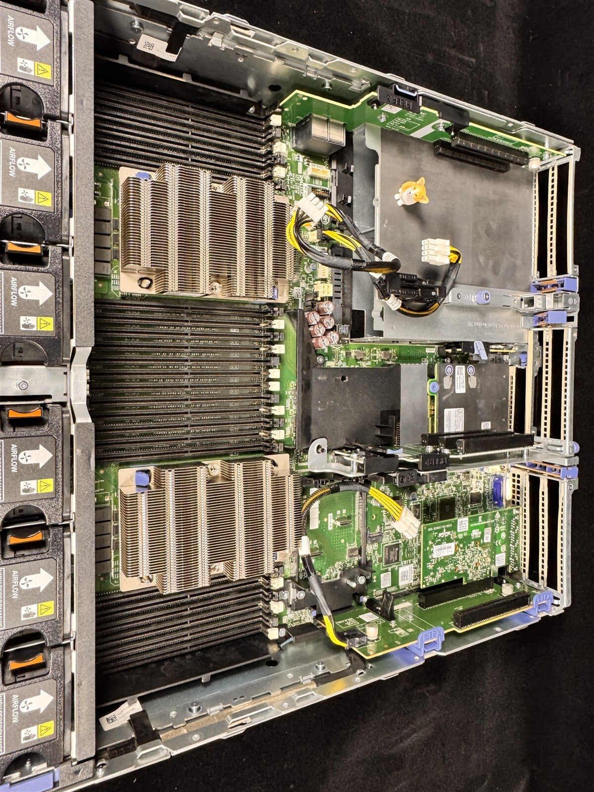 DELL POWEREDGE R740 GPU CHASSIS 2x HS 2x 2000W POWER SUPPORT TO 3 GPU