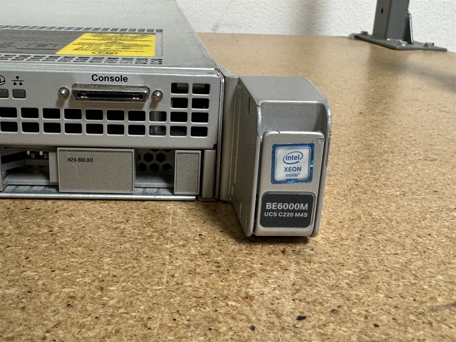 CISCO UCS C220 M4s 8SFF 1x 8 CORE E5-2630v3 2.4GHz 32GB RAM MRAID12G 1x PSU